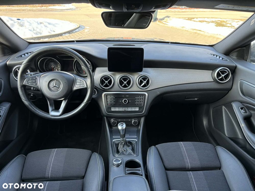 Mercedes-Benz CLA 180 Peak Edition - 33