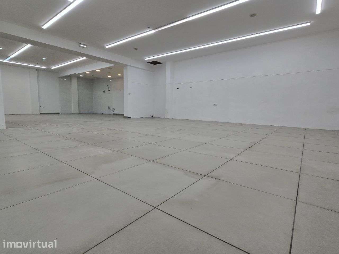 loja  com aprx.300 metros Almada com rendimento - Grande imagem: 2/14
