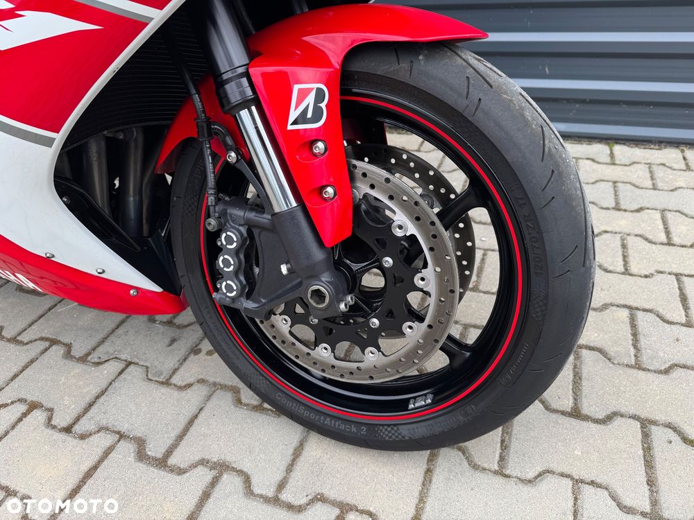 Yamaha R1 - 16