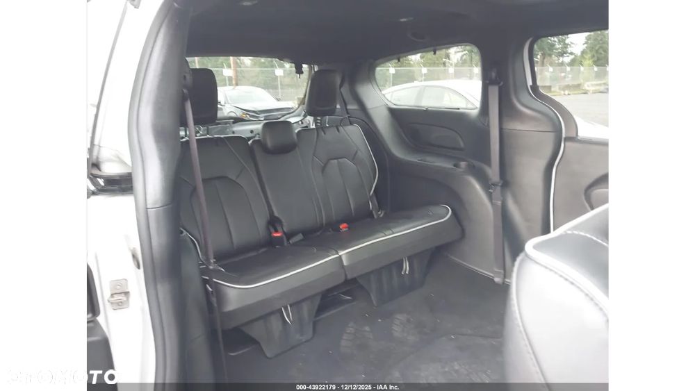 Chrysler Pacifica - 12