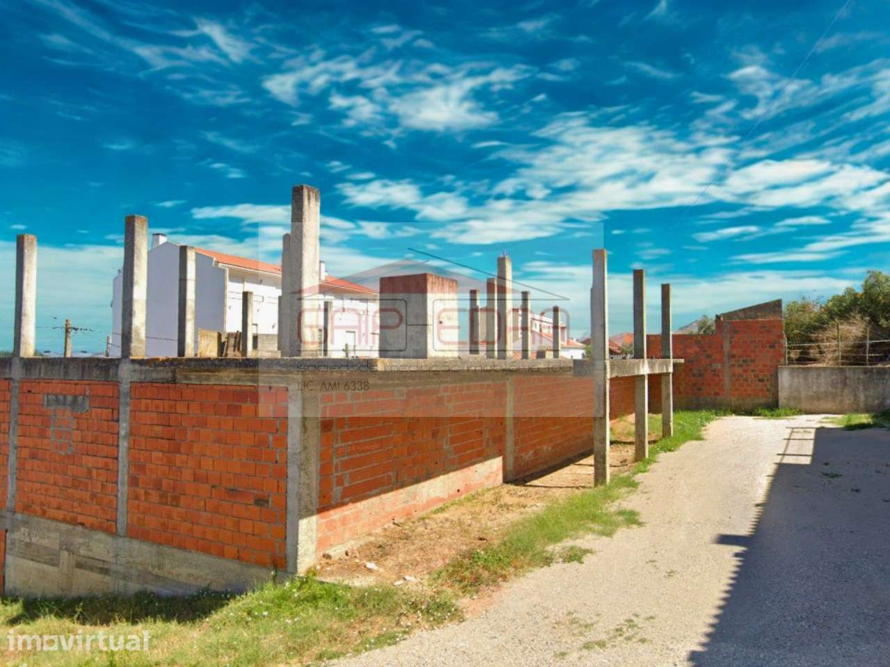 Prédio apartamentos inacabado na Chamusca a 100 Km Lisboa - Grande imagem: 3/8