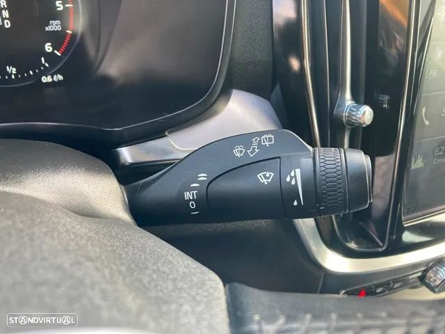 Volvo V60 2.0 D3 Momentum Core Geartronic - 15