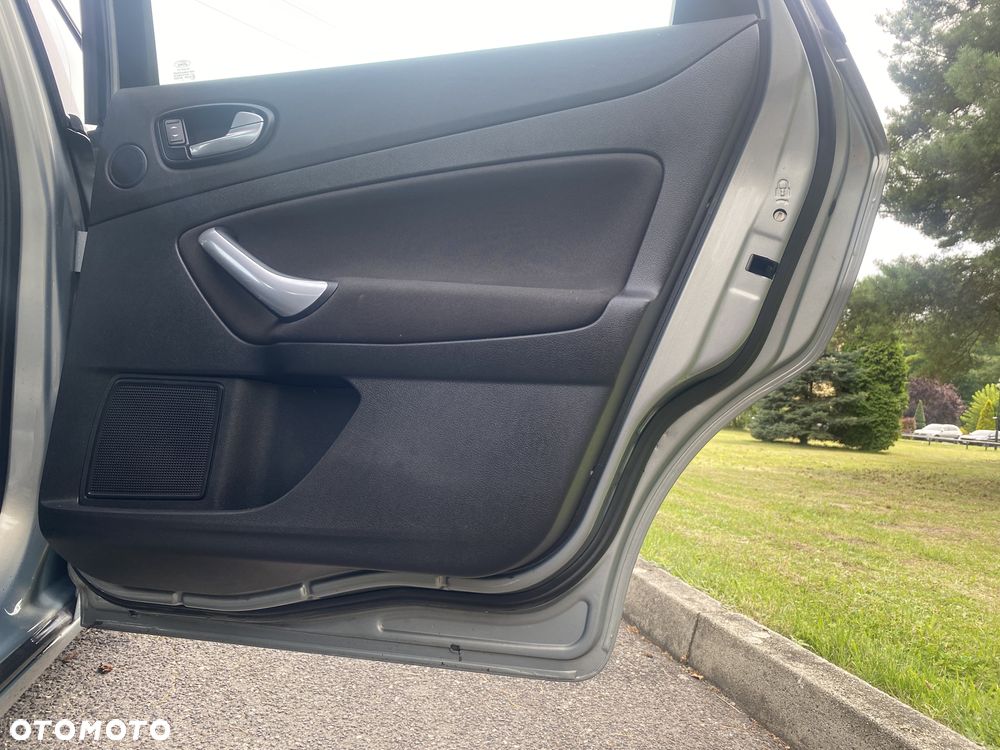 Ford Mondeo 2.0 Ambiente - 23