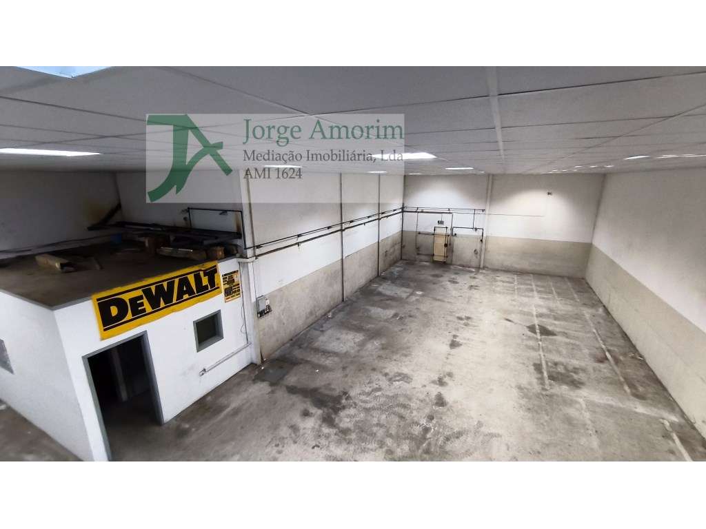 Armazém - Z.I. da Maia - Junto ao Auchan. 854 m2 - com showroom - M... - Grande imagem: 4/10