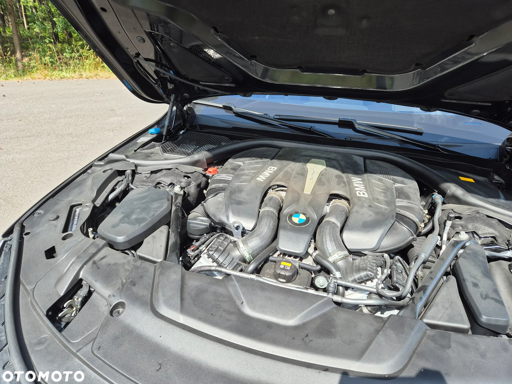 BMW Seria 7 750i - 8