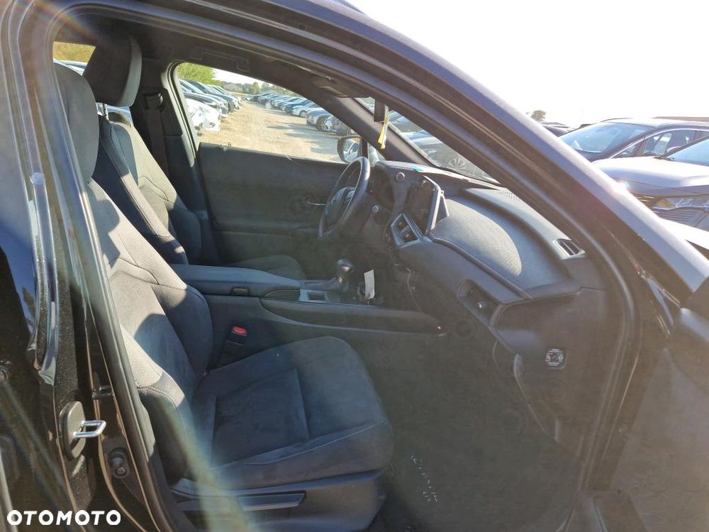 Lexus UX - 5