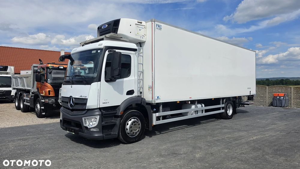 Mercedes-Benz Antos 1827 Chłodnia 9m 2.46 Wysoka!! 3-Osobowy - 3