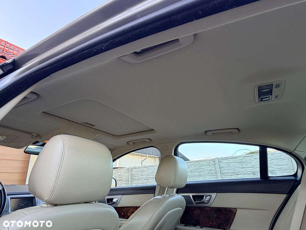 Jaguar XF 2.7 V6 Premium Luxury - 30