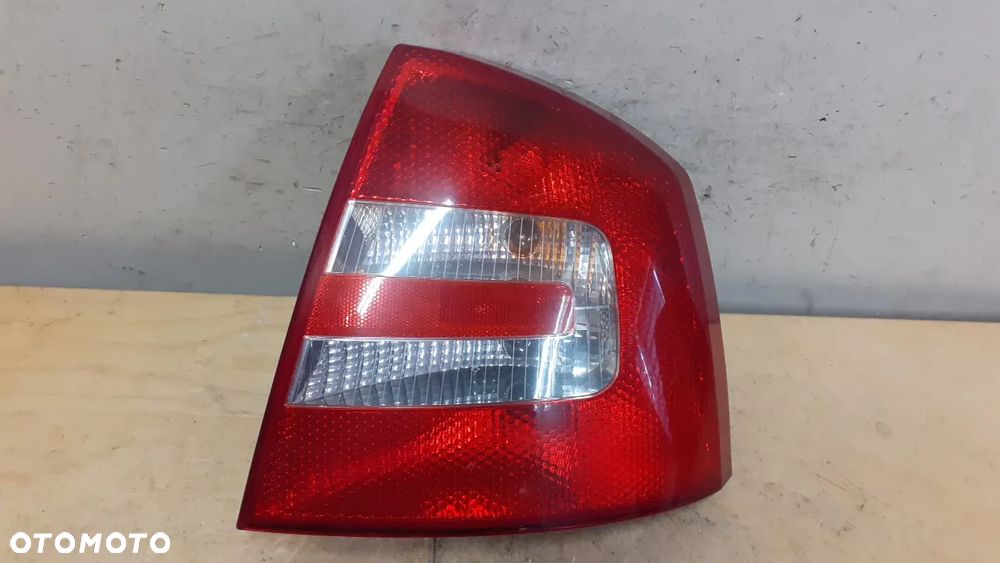 LAMPA TYŁ TYLNA PRAWA SKODA OCTAVIA II SEDAN - 1