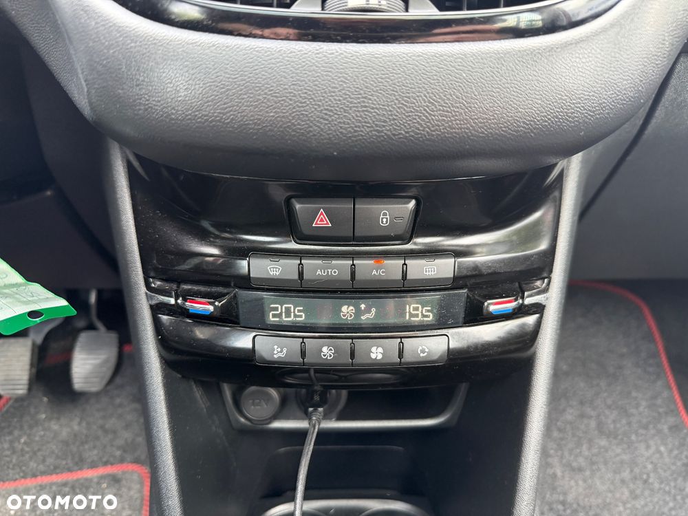 Peugeot 208 - 17