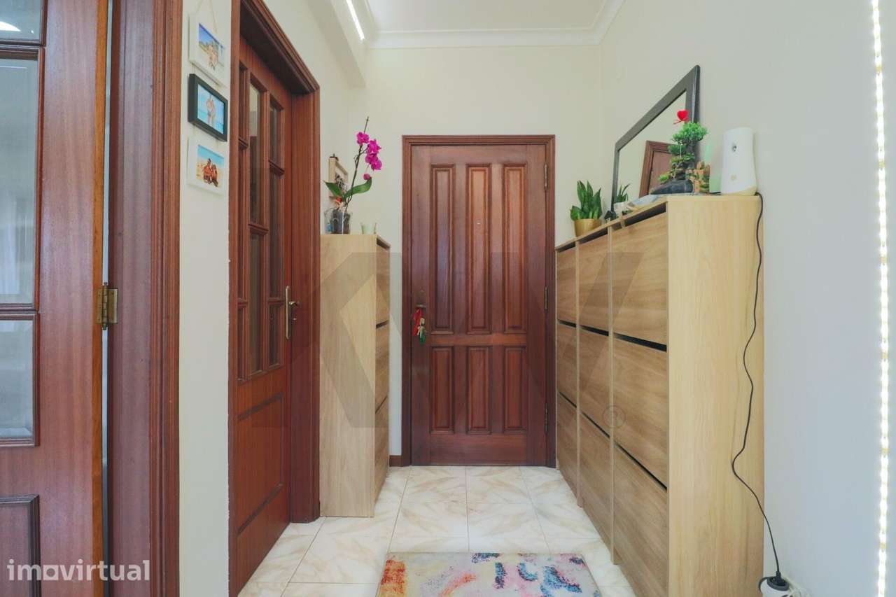 Apartamento T2 com Terraço Privativo e Garagem – Pedroso, Vila Nova de - Grande imagem: 2/19