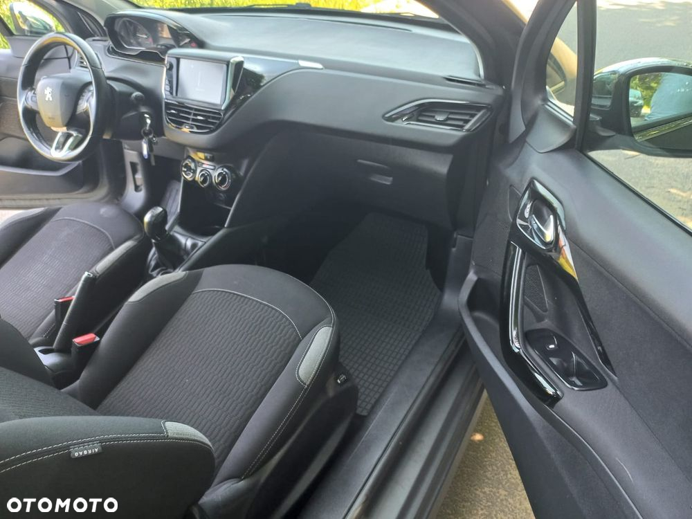 Peugeot 208 - 12