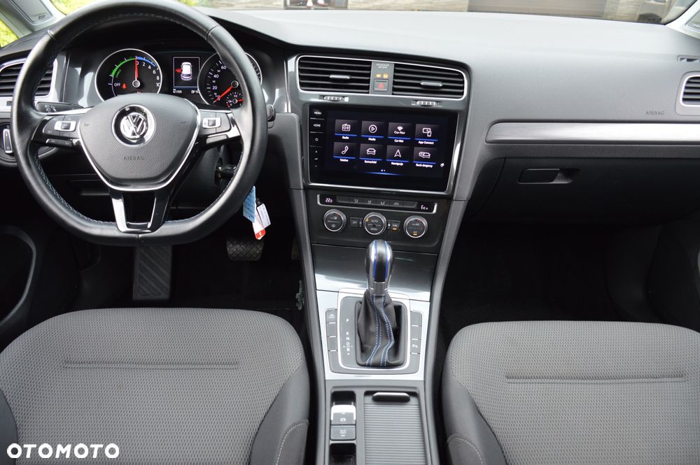 Volkswagen Golf - 22