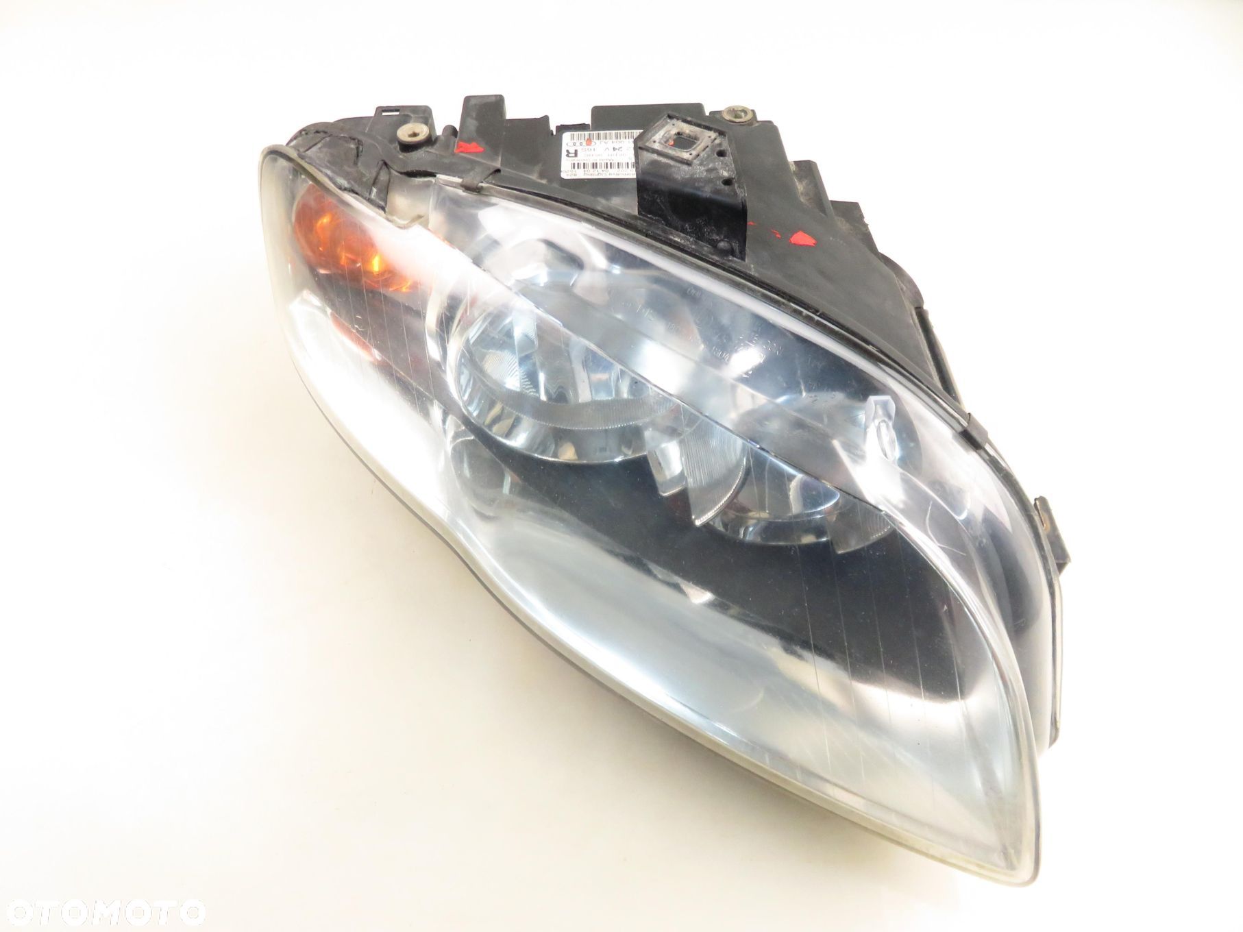 LAMPA PRAWA PRZEDNIA AUDI A4 B7 8E0941004AJ - 1