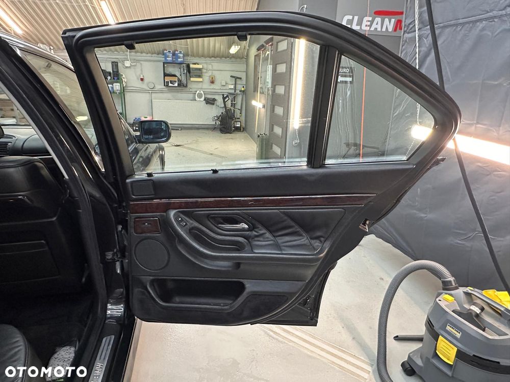 BMW Seria 7 750i - 13