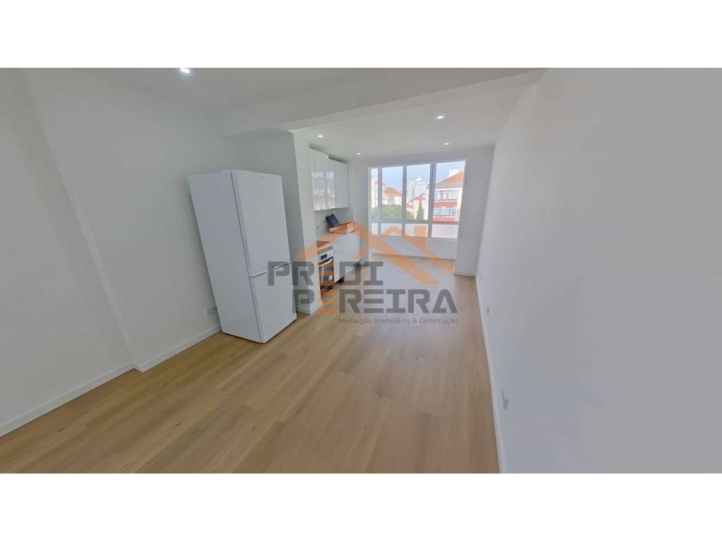 Situado na Reboleira, apartamento T1, remodelado. - Grande imagem: 4/22