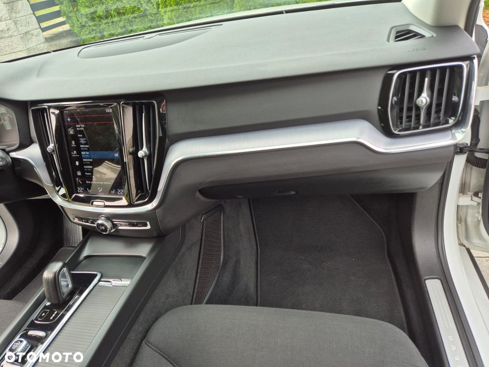 Volvo V60 B3 B R-Design - 12