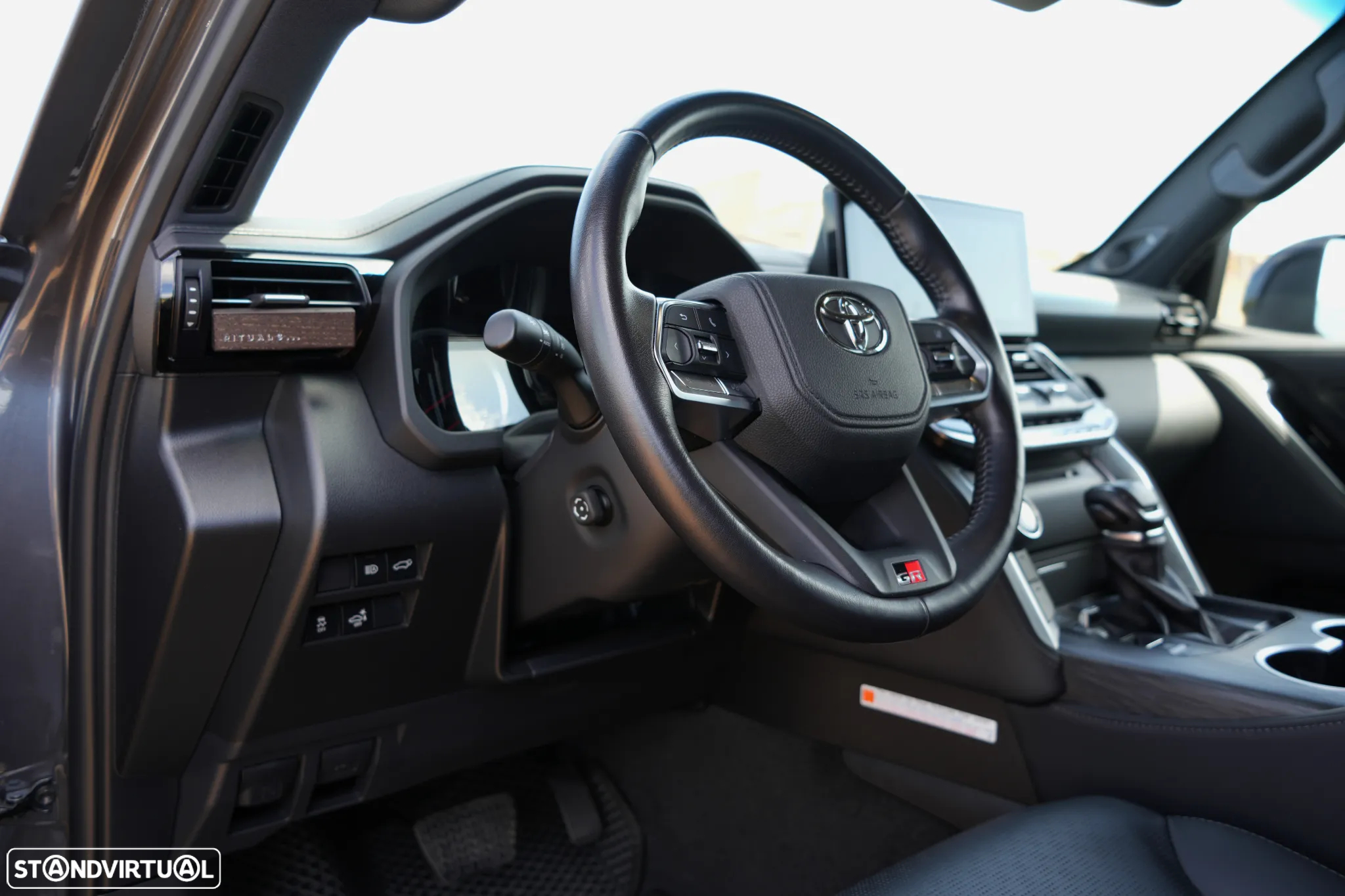Toyota Land Cruiser - 36