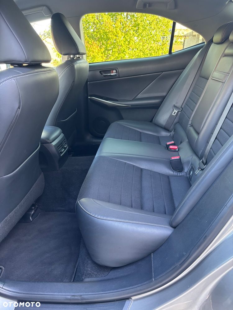 Lexus IS 300h Prestige - 27
