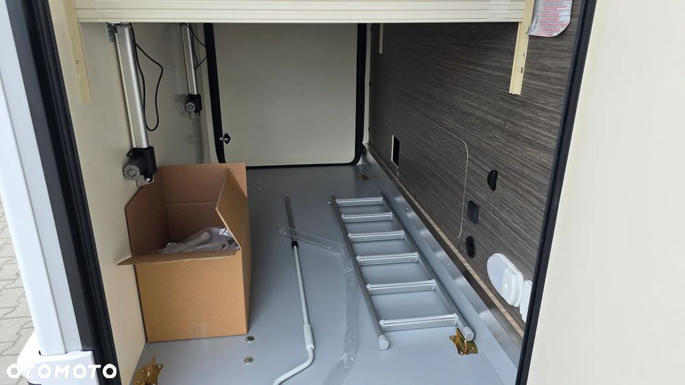 McLOUIS NEVIS 879 - INTEGRA - KAMPER - 28