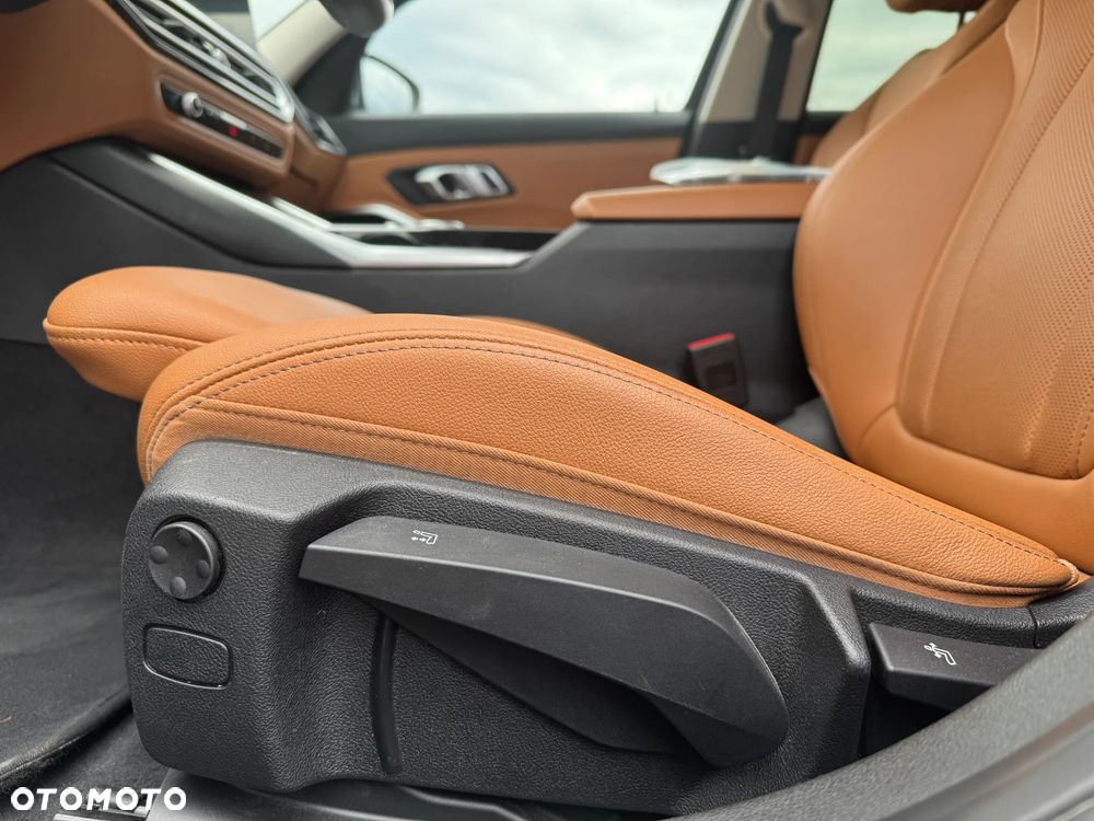 BMW Seria 3 318d MHEV - 32