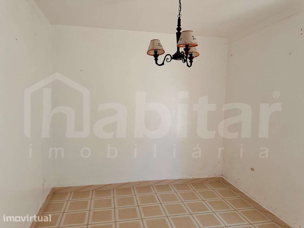 Moradia T2 com Quintal, Sótão Aproveitado e Potencial para T4 - Grande imagem: 5/15