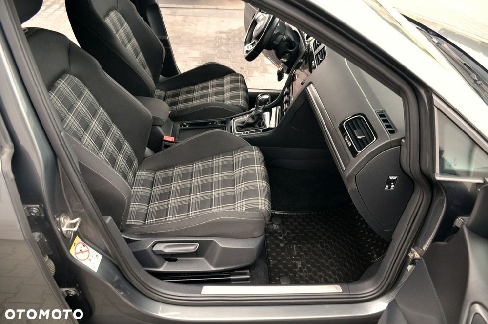 Volkswagen Golf - 22