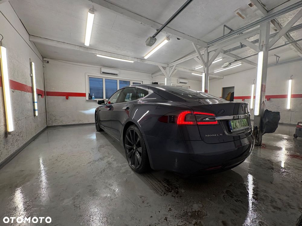 Tesla Model S - 6