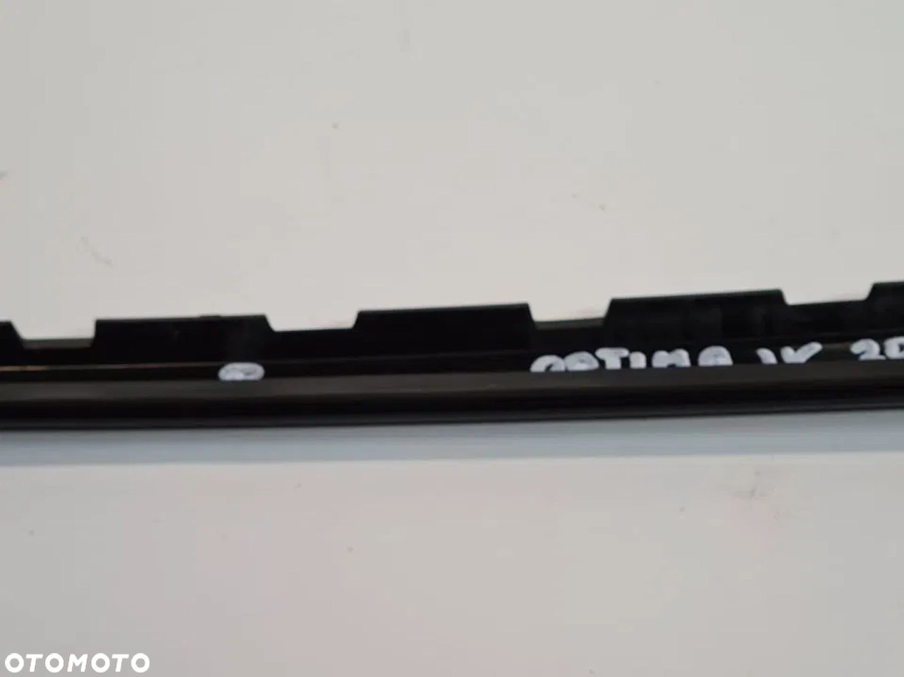 LISTWA USZCZELKA PRAWA SZYBY CZOŁOWEJ OPTIMA IV 17 - 7