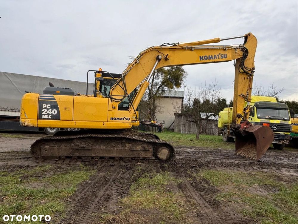 Komatsu PC240 - 3