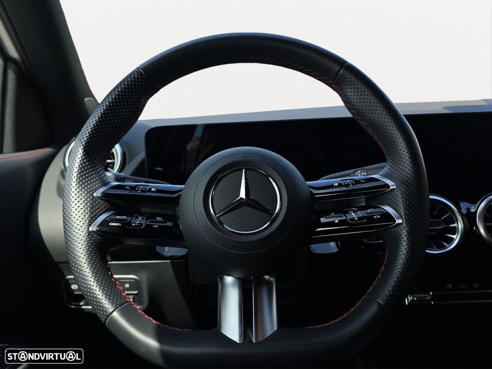 Mercedes-Benz GLA 180 - 12