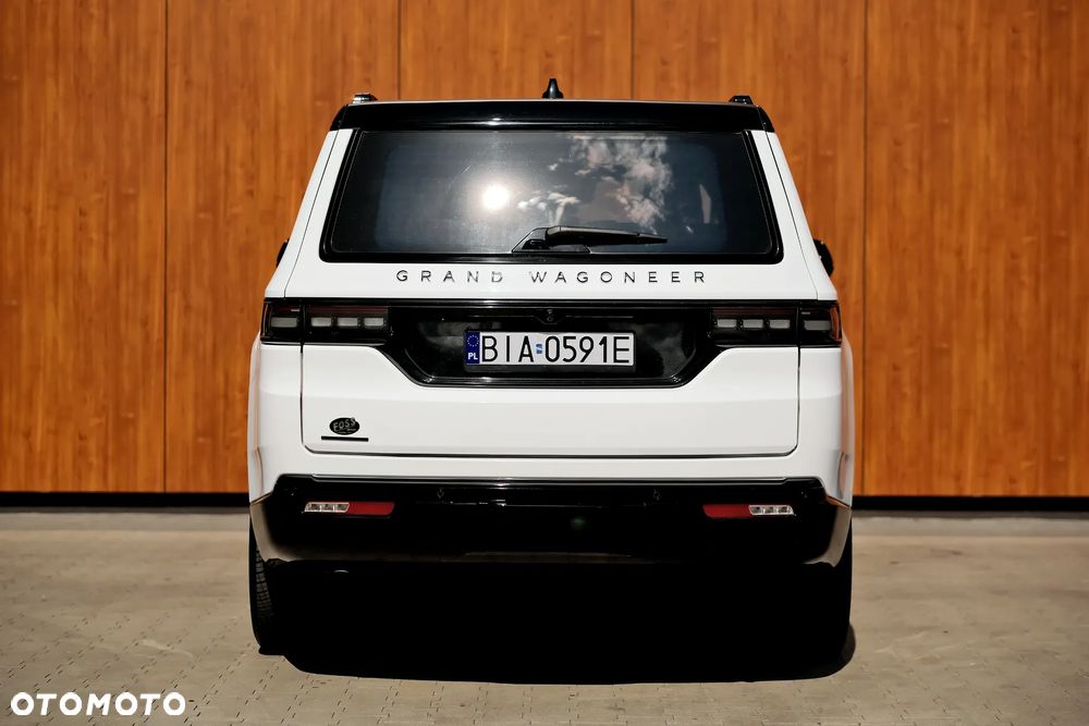 Jeep Grand Wagoneer - 11