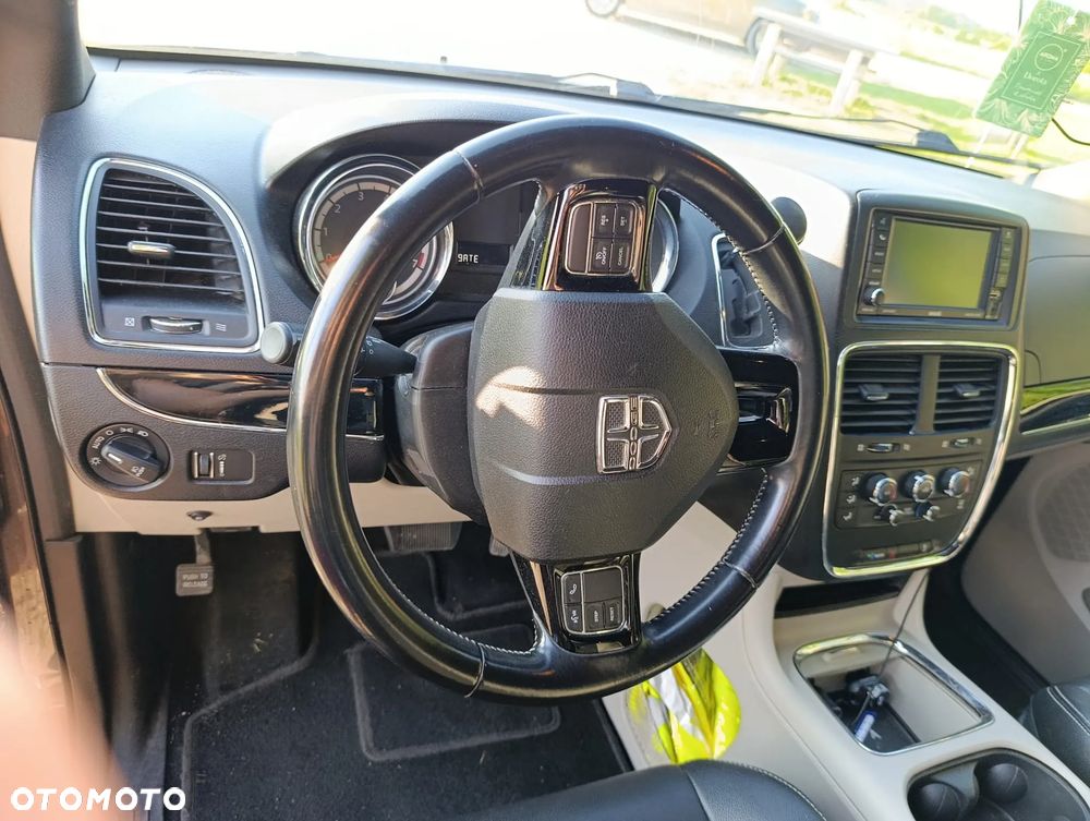 Dodge Grand Caravan - 14