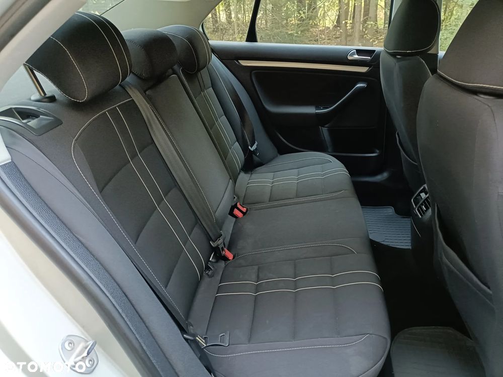 Volkswagen Jetta - 11