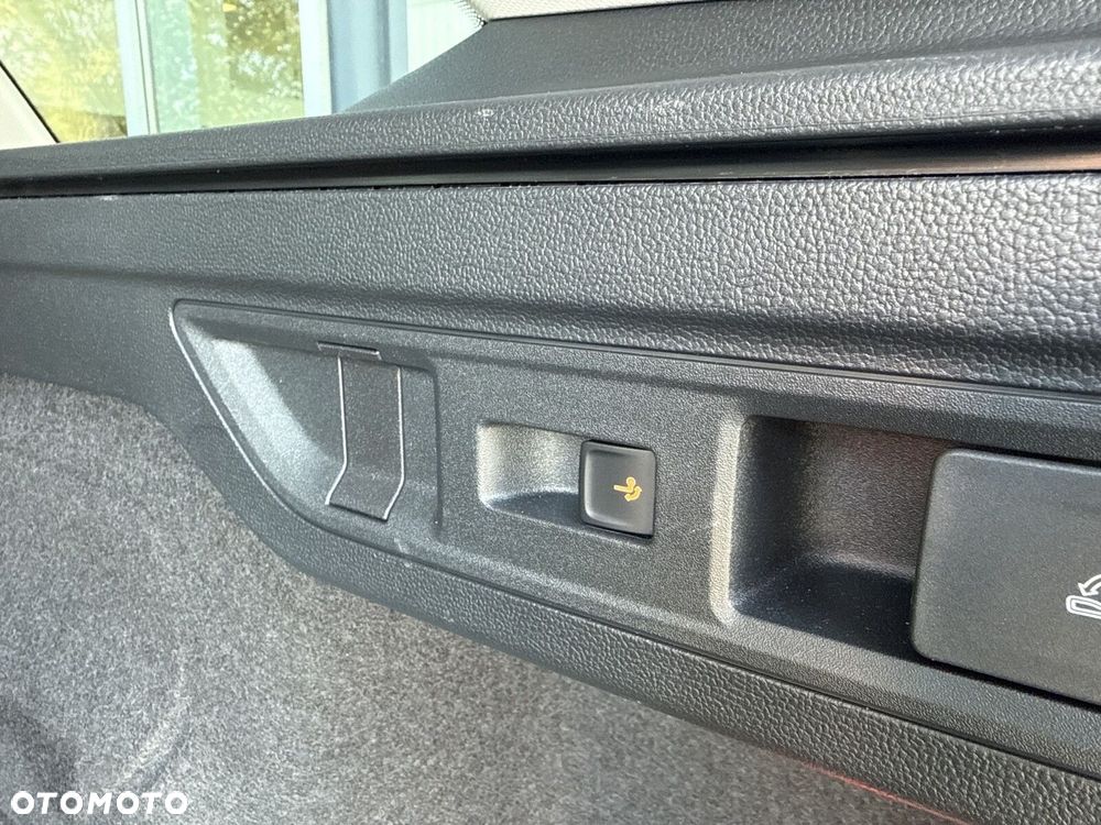 Volkswagen Passat Variant 2.0 TDI SCR Elegance DSG - 39