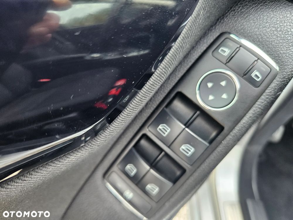 Mercedes-Benz Klasa C 180 K BlueEff Elegance - 13