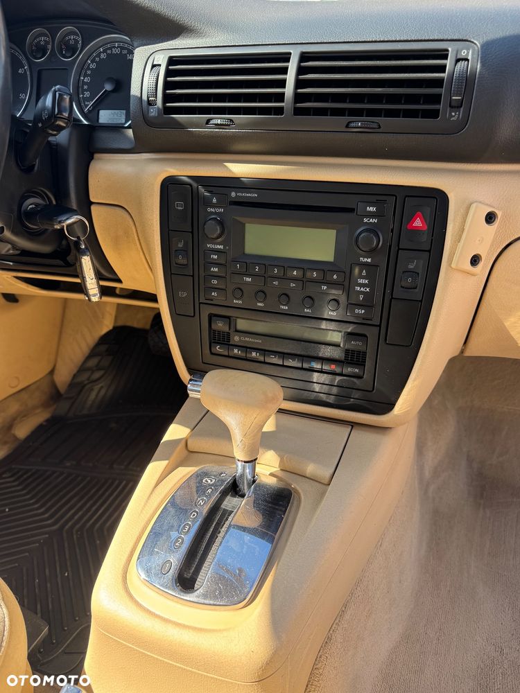 Volkswagen Passat 1.9 TDI Highline - 14