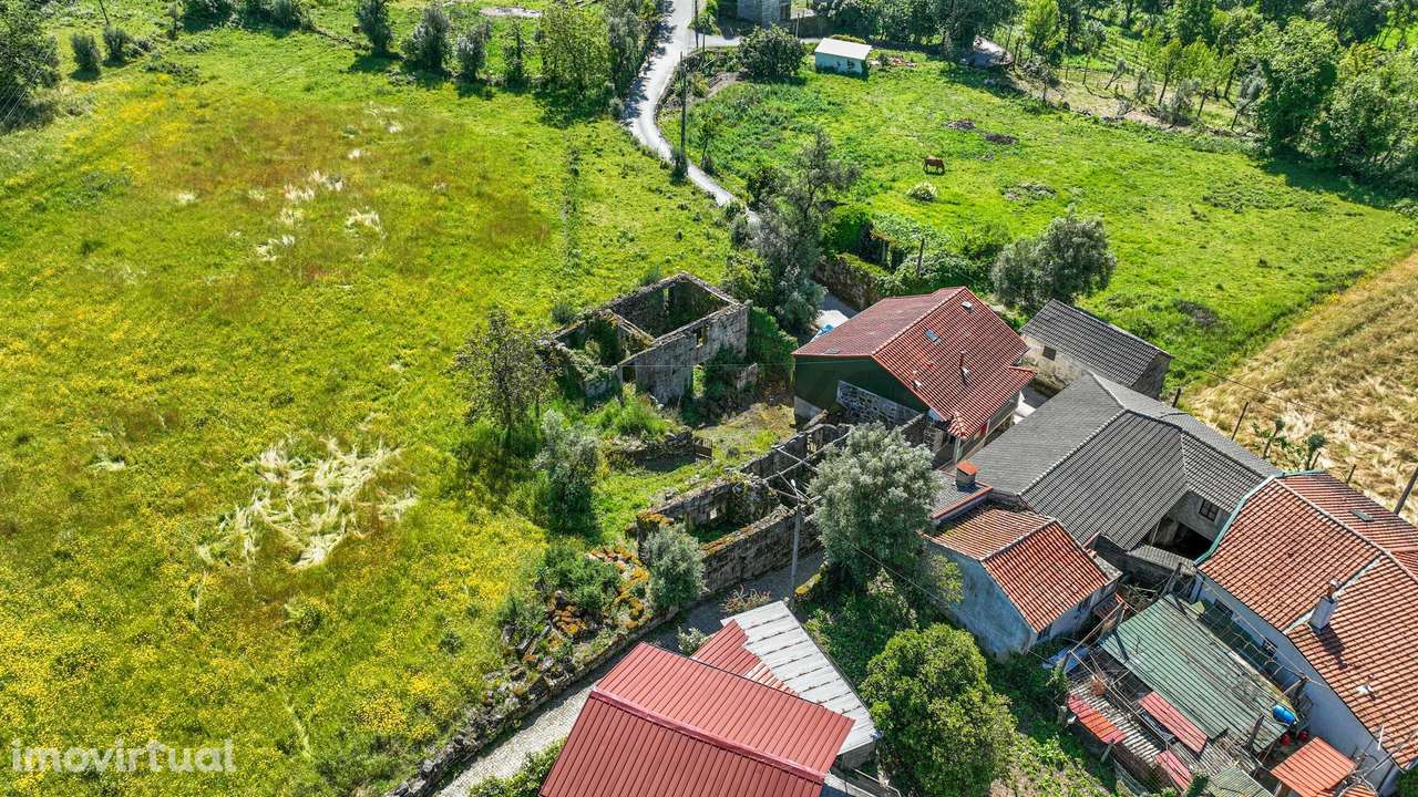 Terreno com duas moradias para restauro - Grande imagem: 2/31