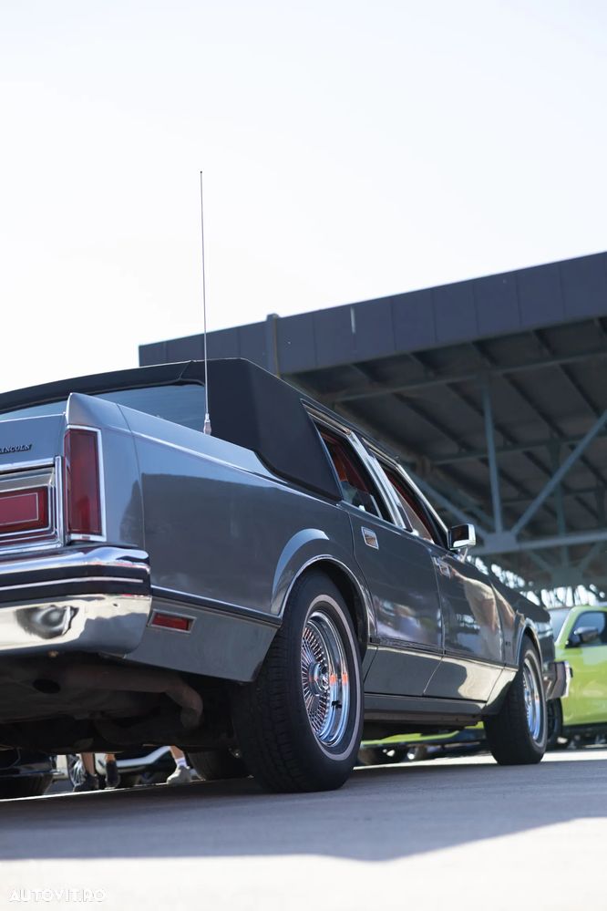 Lincoln Town Car - 3