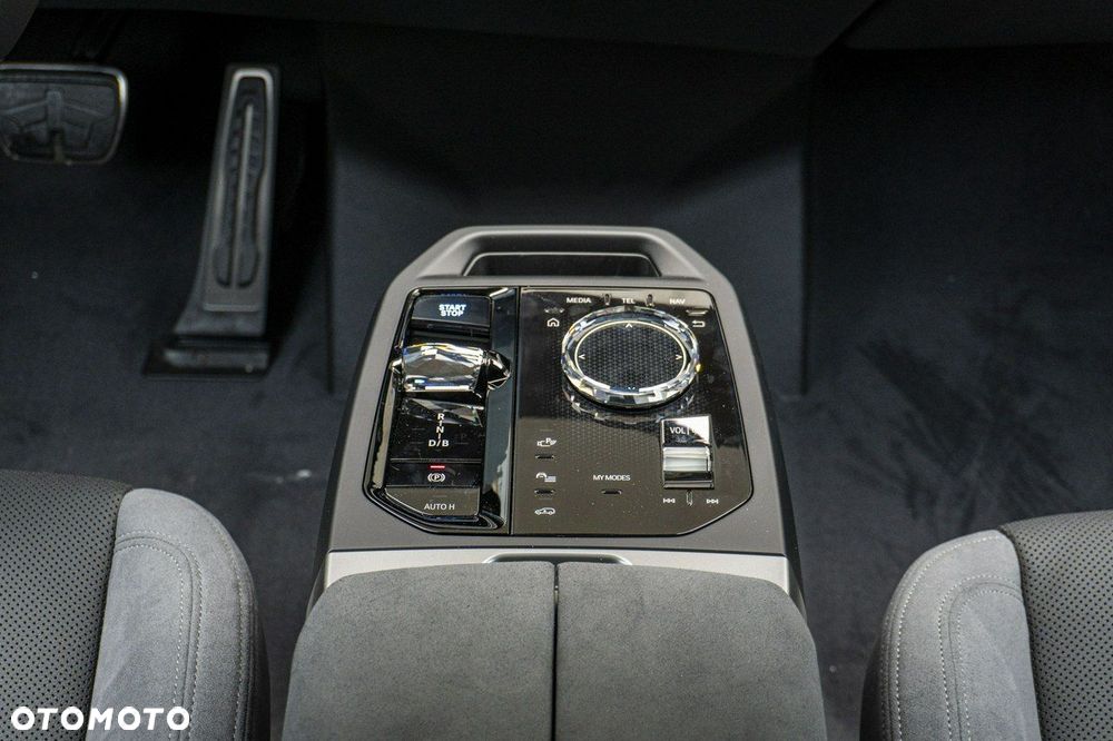 BMW iX - 18