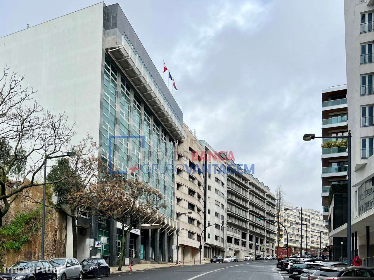 Escritório com 271 m2 e 5 parqueamentos na Av. Infante Santo em Lisboa