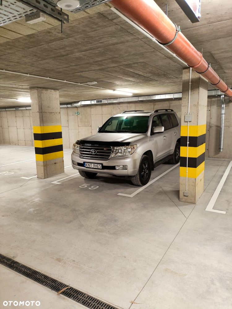 Toyota Land Cruiser - 1