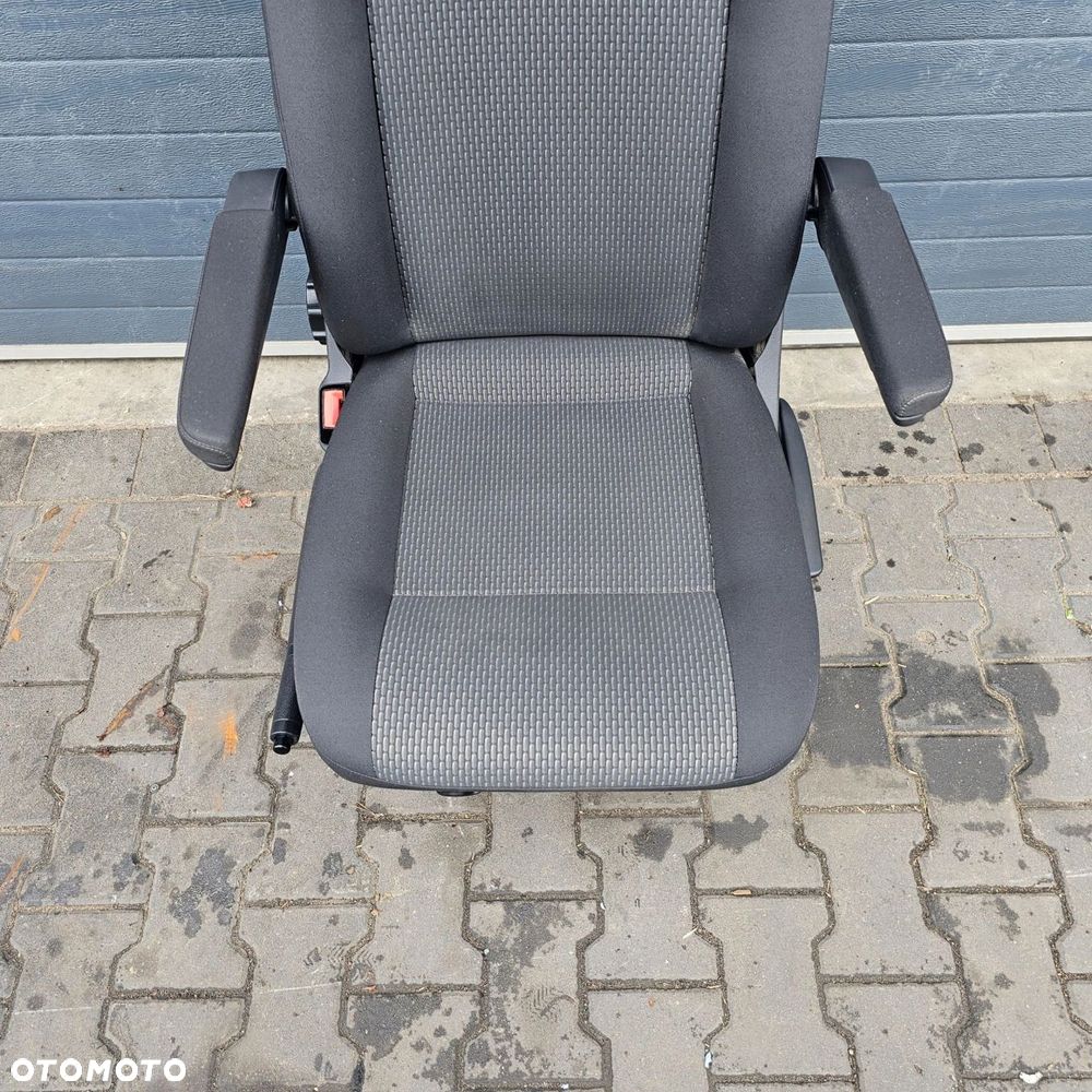 VW T6.1 fotel kierowcy przód BRICKS - 4