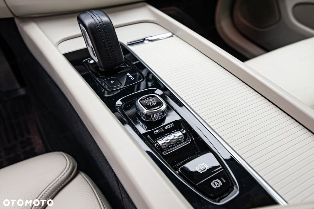 Volvo XC 60 B4 D AWD Momentum Pro - 23