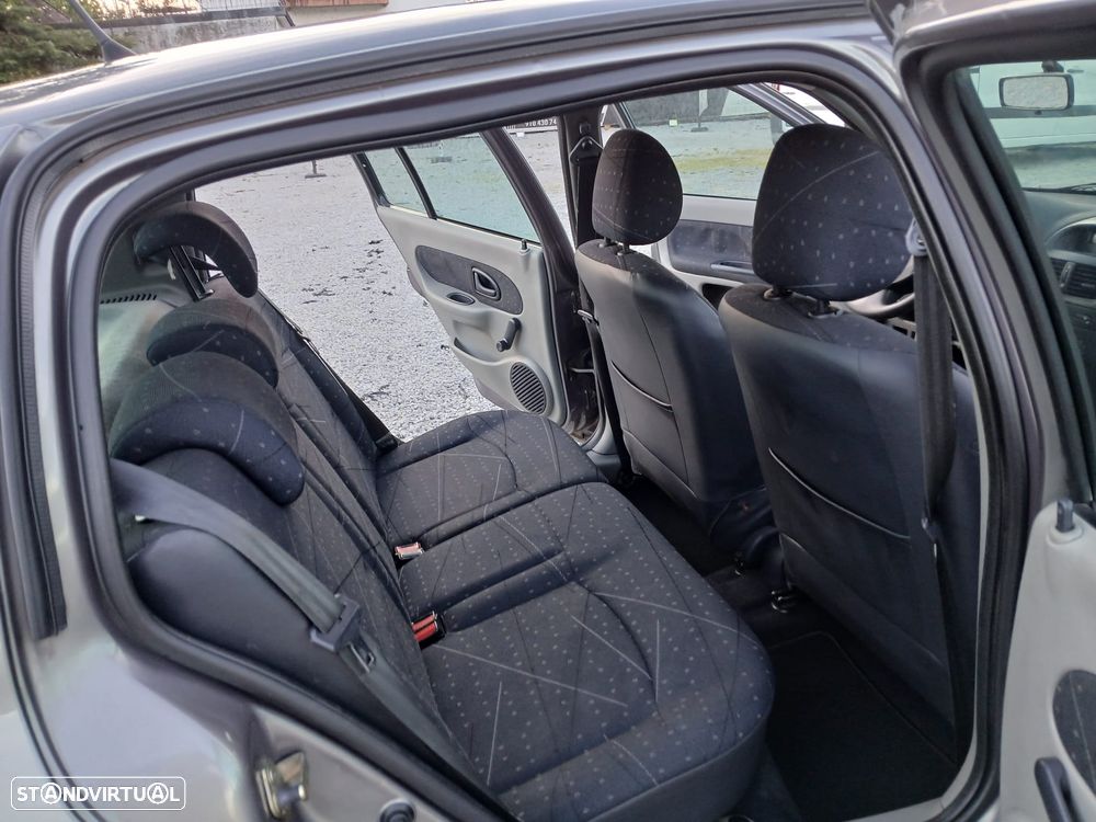 Renault Clio 1.2 16V Confort Authentique - 9