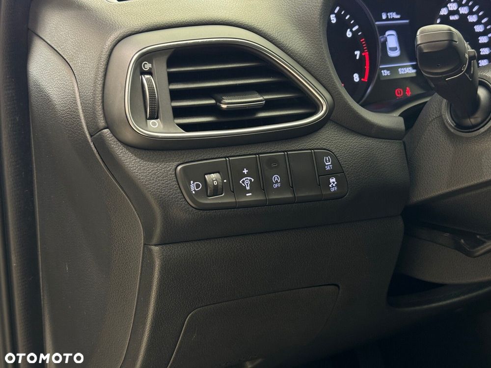 Hyundai i30 1.5 DPI Classic + - 21