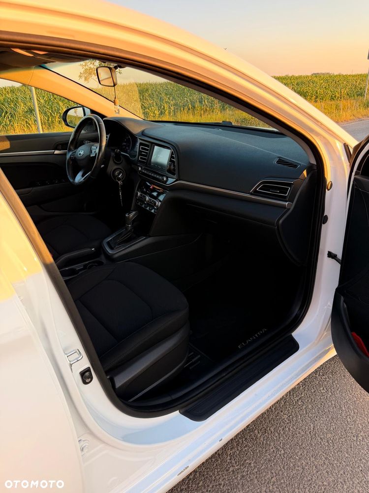 Hyundai Elantra 1.6 Style - 12