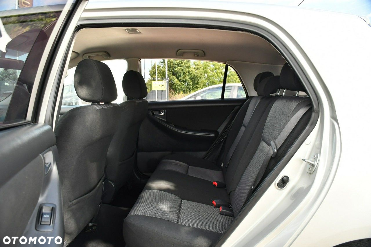 Toyota Corolla - 32