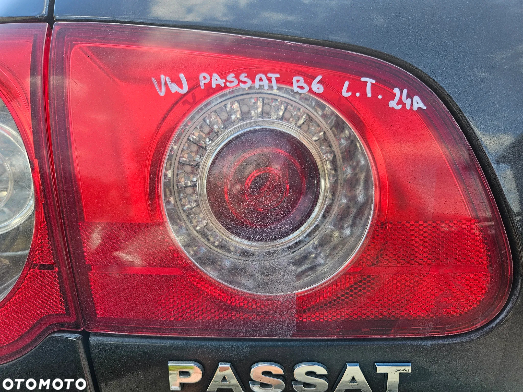 VW PASSAT B6 LAMPA LEWY TYŁ LEWA TYLNA KLAPA Z KLAPY W KLAPĘ - 2