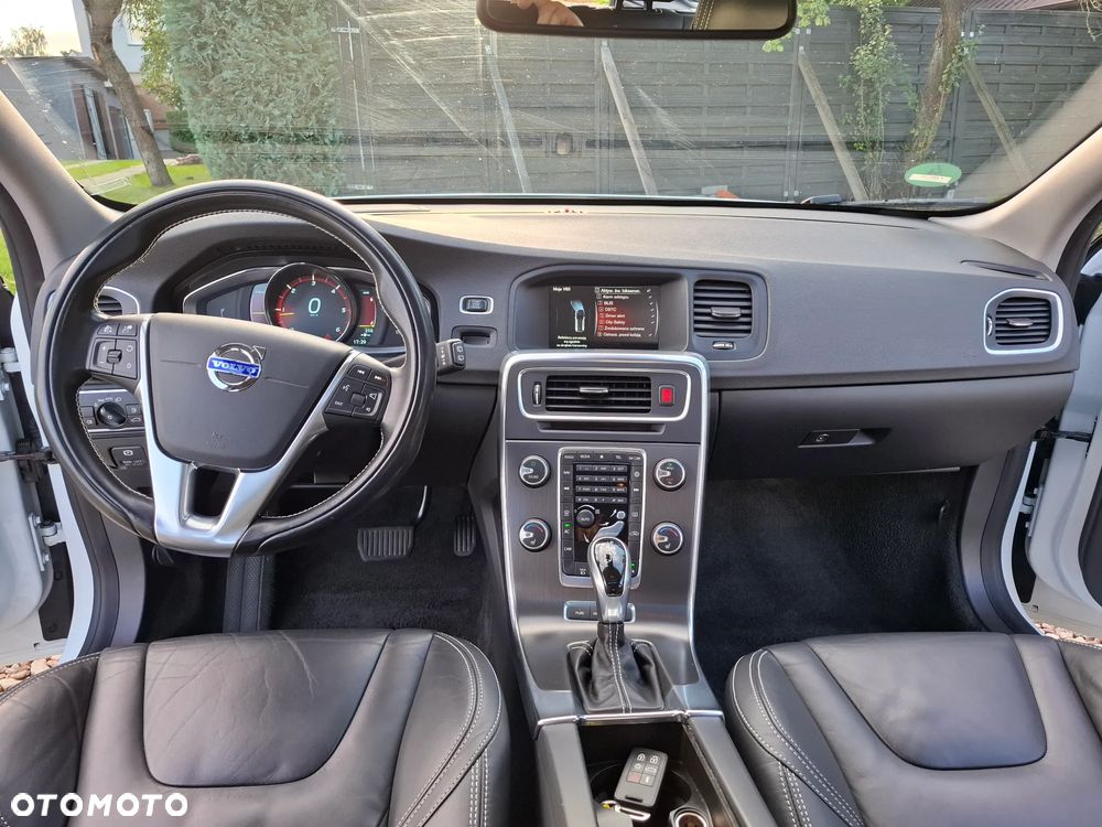 Volvo V60 D6 AWD Plug-in Hybrid R-Design Summum - 15
